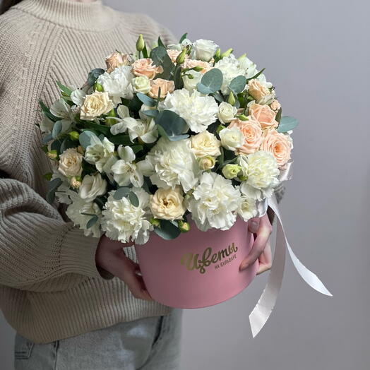 Цветы в коробке, белые диантусы, кустовая роза