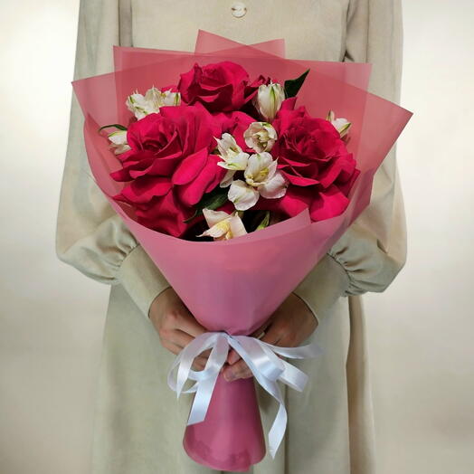 Малиновые розы с альстромерией белой букет les fleur (В0096)