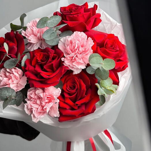 Букет из красных роз и диантуса