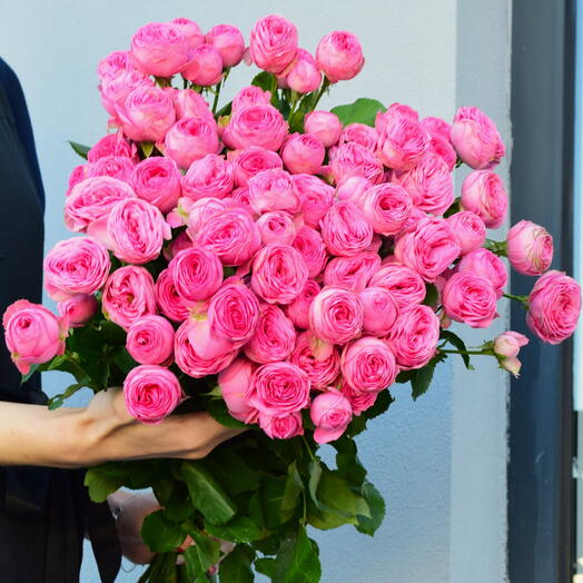 Bouquet of 11 bushy peony-shaped roses by Giselle