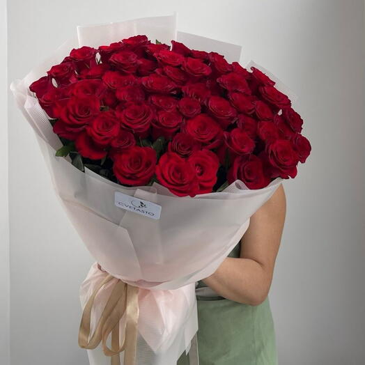 51 қызыл раушан безендірілген