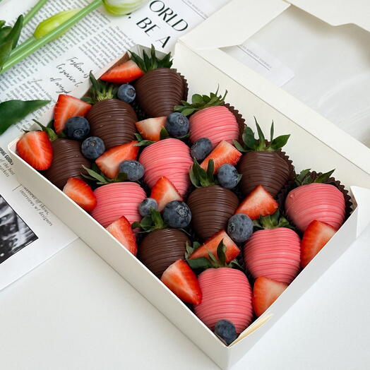 Клубника в шоколаде 12-15 ягод с голубикой и свежей клубникой