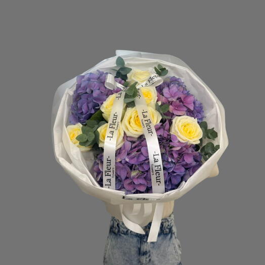 Воздушная нежность — 3 гортензии, 7 роз, эвкалипт