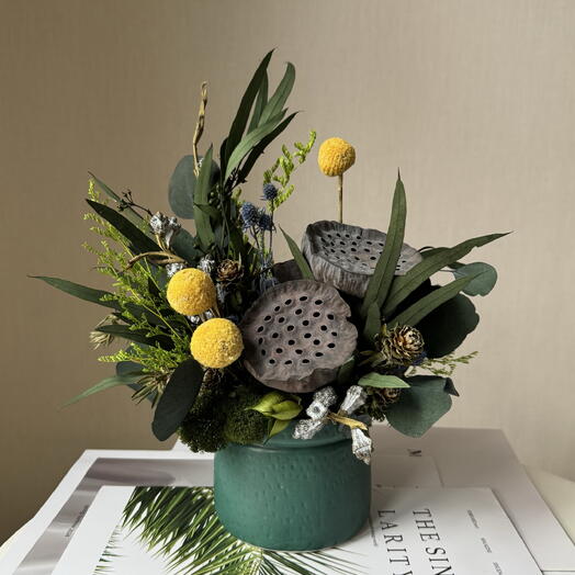 Композиция из стабилизированных цветов экзотика