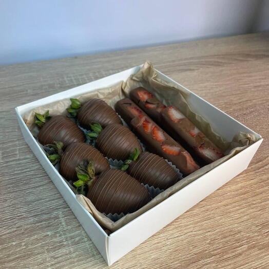 Набор клубники в шоколаде и стики Мини