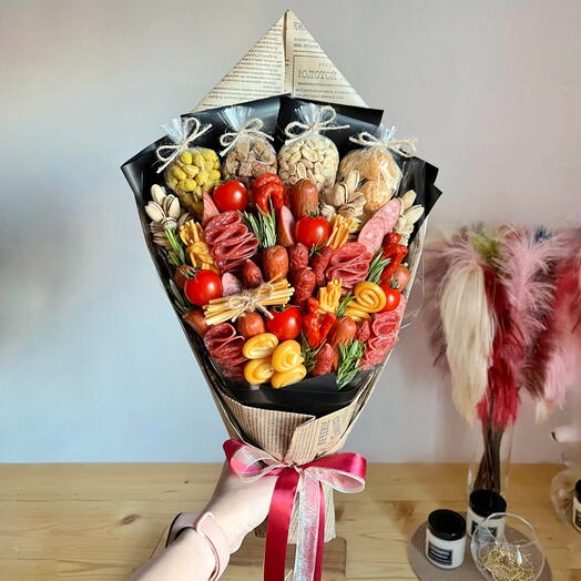 Мясной мужской букет с колбасой и копченым сыром, с фисташкой