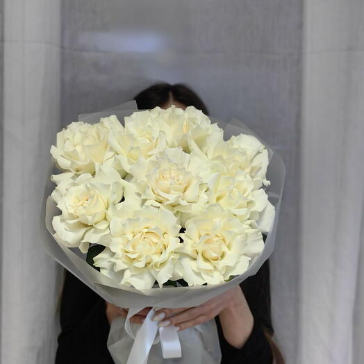 9 ажурных белых роз