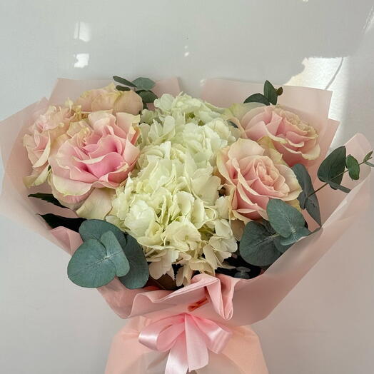 Букет с гортензией и розами 💖