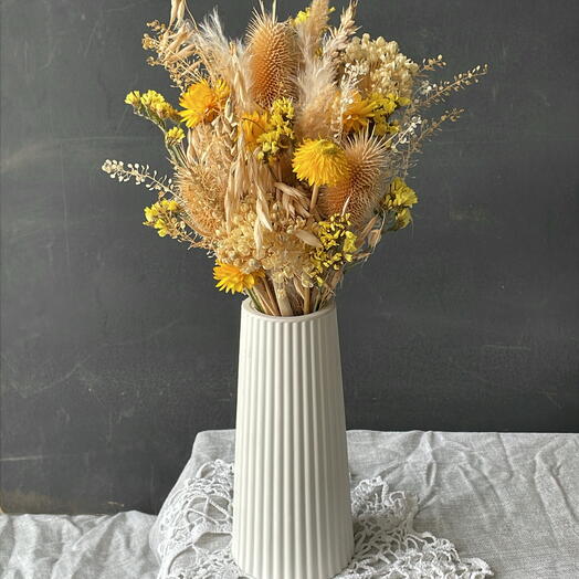 Букет из сухоцветов в гипсовой вазе