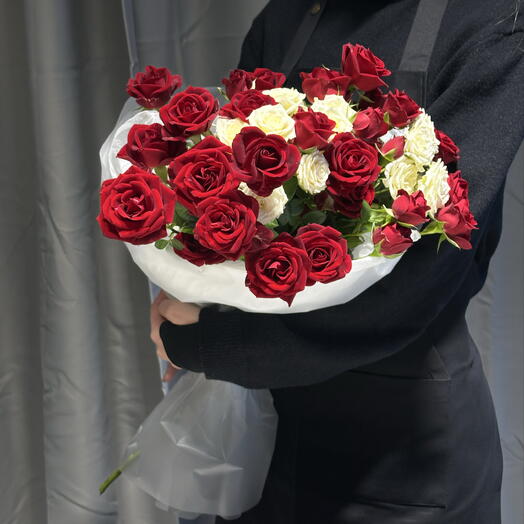 Роскошный букет из красных и белых кустовых роз