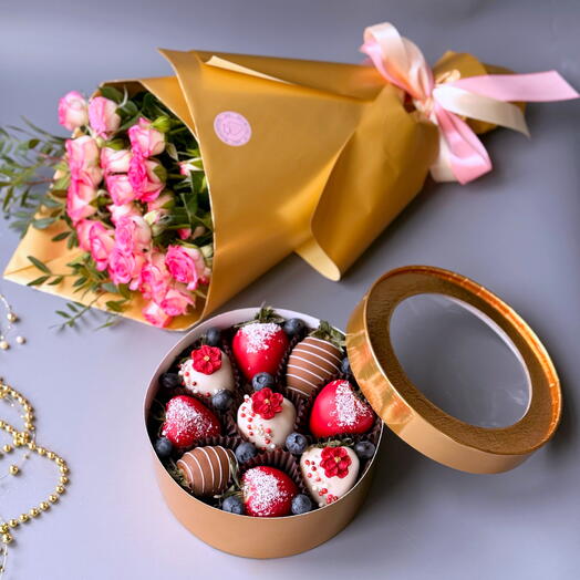 Подарочный бокс М с клубникой в бельгийском шоколаде и букет роз Цветы