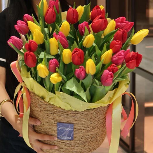 Кашпо с тюльпанами