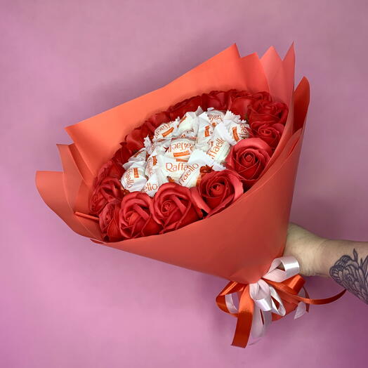 Букет конфеты Raffaello и красные мыльные розы