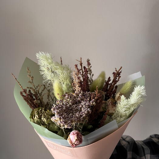 Букет из сухоцветов с зелеными акцентами