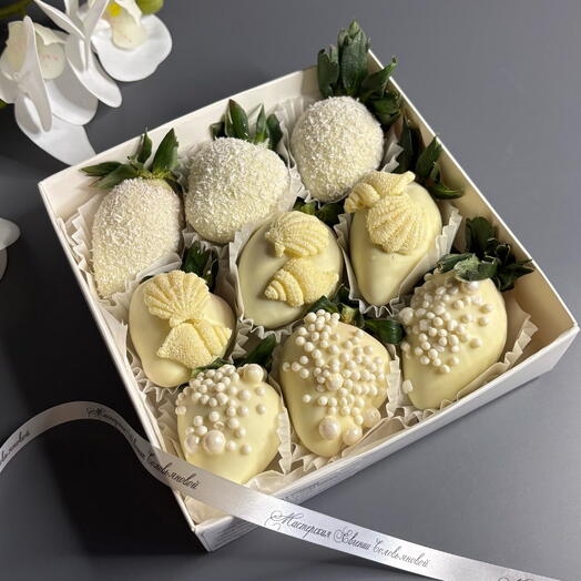 Клубника в белом шоколаде с ракушками
