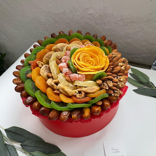 Подарок с сухофруктами и орехами