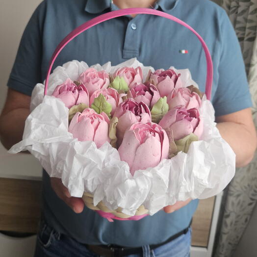 Тюльпаны из зефира в корзине