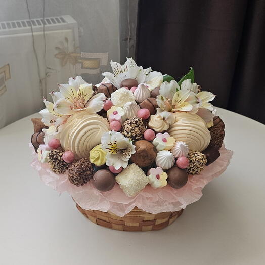 Корзинка с шоколадными конфетами, зефиром и цветами девушке / маме