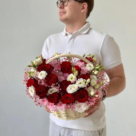 Корзина из роз, хризантем, гипсофилы и эустомы M