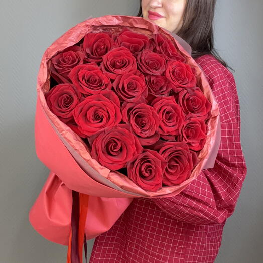 19 красных роз ( ШИРИНА БУКЕТА 23 САНТИМЕТРА , ВЫСОТА БУКЕТА 50 САНТИМЕТРОВ