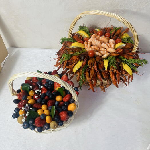Корзины раком , креветками и клубникой