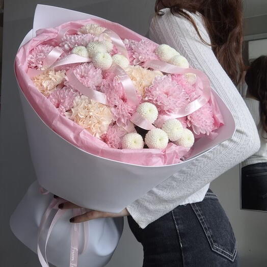 Хризантемы кустовые и диантус на нежном