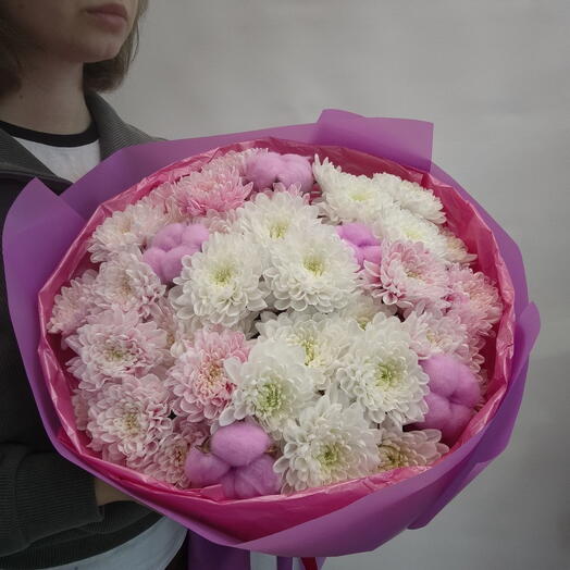 Букет из кустовых хризантем и хлопком Малина со сливками