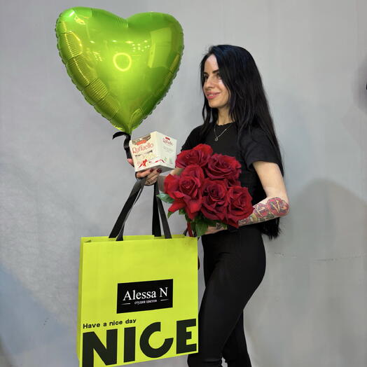 Подарочная сумочка с французскими розами, шаром сердце и конфеты