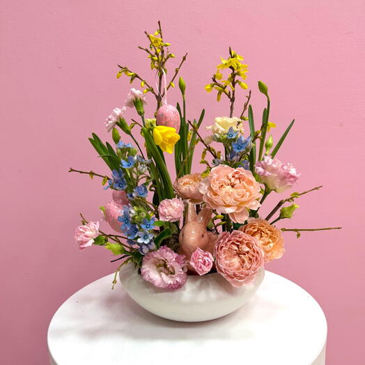 Пасхальная  композиция в премиальном керамическом кашпо , с луковичными нарциссами , форзицией, и керамическим зайчиком