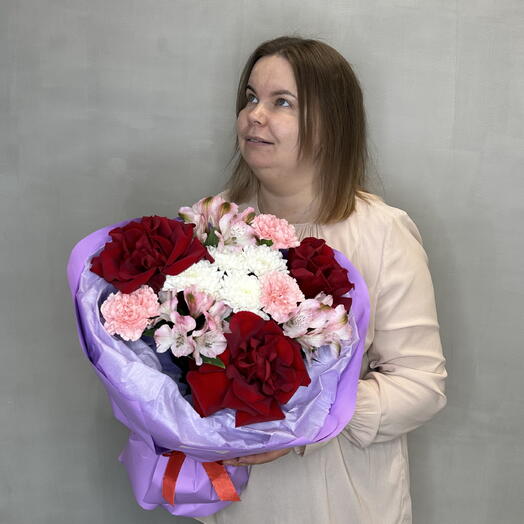 букет с красными ажурными розами