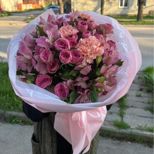 Букет из кустовой розы и альстромерии