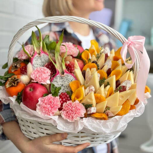 Фруктовая корзина с цветами сыром сухофрукты