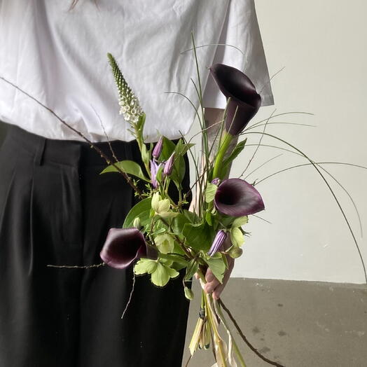 Темный букет с каллами, морозником, клематисом и травами