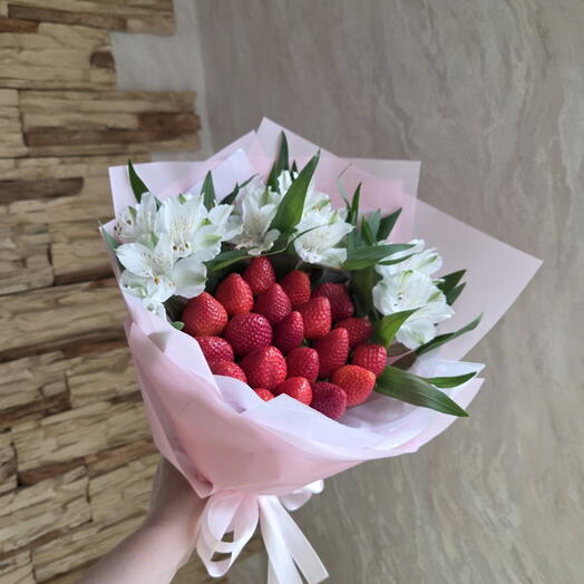 Букет из клубники с альстромерией