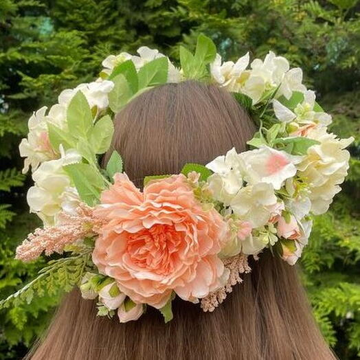 Нежный венок на голову из искусственных цветов