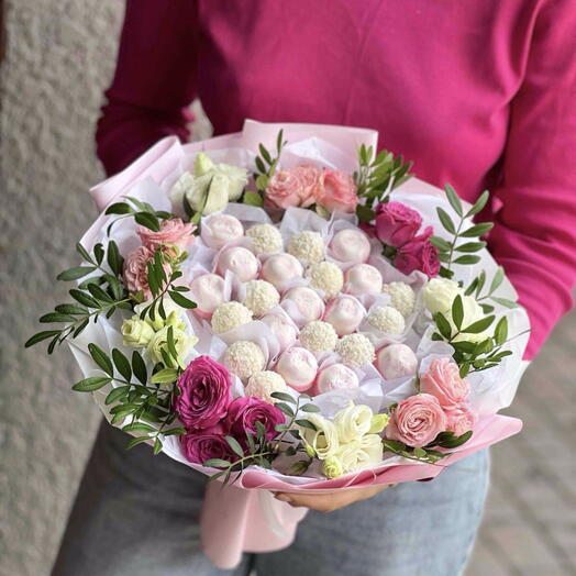 Букет из конфет с цветами «Нежно и вкусно»