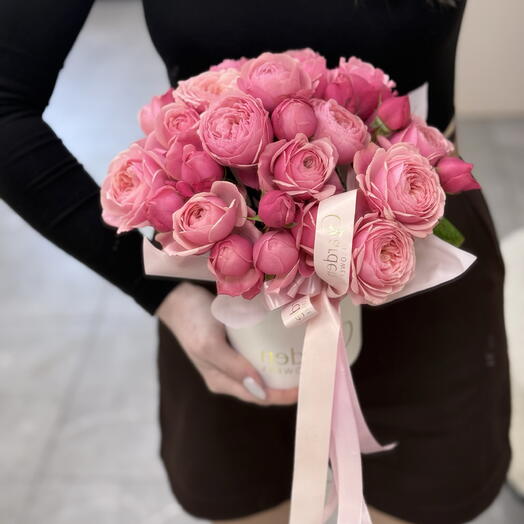 Кустовые розы в коробке