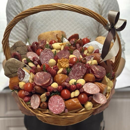 Мужская корзина с колбасами и сырами
