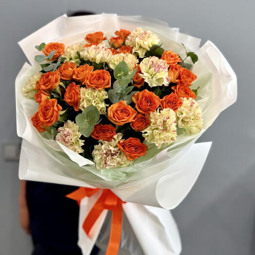 Заряжен на счастье! 🧡 букет оранжевых кустовых роз и фисташковых диантусов
