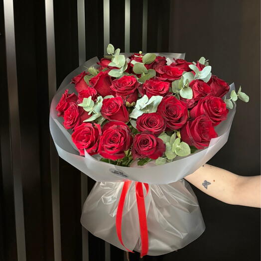 Букет из красных роз и эвкалипта🌹