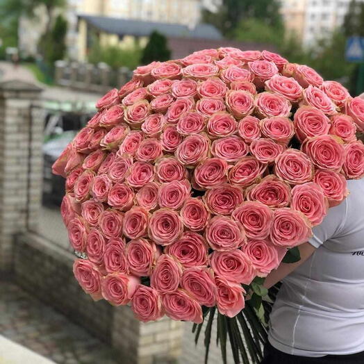 101 нежно-розовая роза в букете