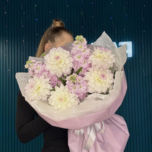 Воздушный,ароматный букет с георгинами и маттиолой💜