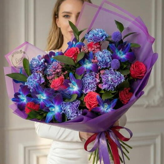 Букет Яркие розы и космическая Орхидея. Авторский букет 528. Leoraflowers