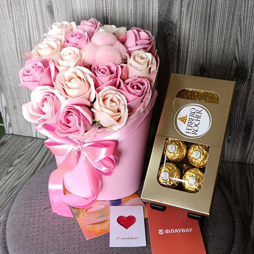 Подарочный набор с ферреро и мыльными розами💕