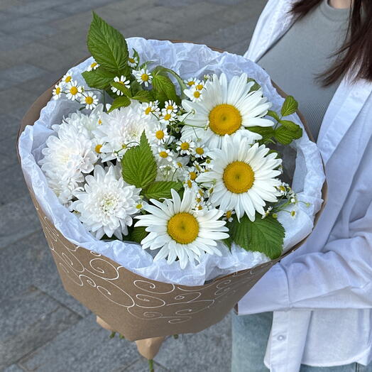 Полевой летний букет с ромашками, малиной и хризантемой️