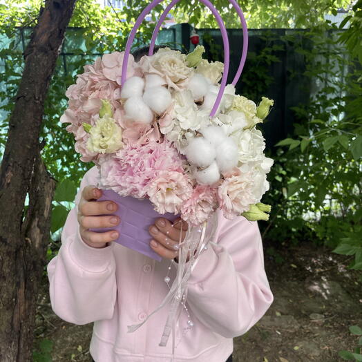 Сумочка с гортензией , хлопком , эустомой и пионом