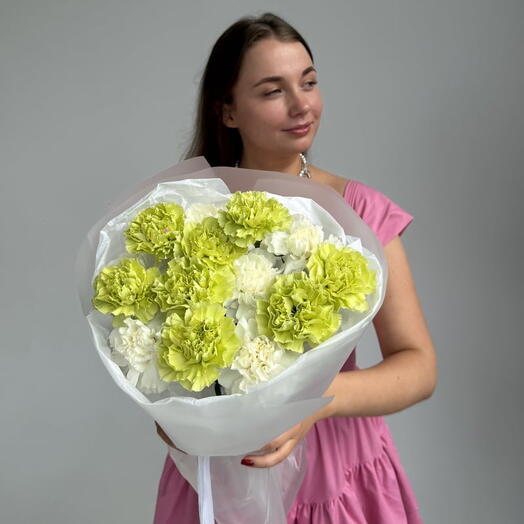 Букет из 15 пушистых зеленых и белых гвоздик "LIME   WHITE"