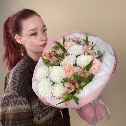 Сборный букет нежный с хризантемой альстромерией и диантусами