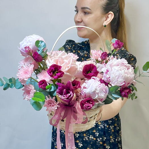 Корзина с шикарными пионами и лизиантусом