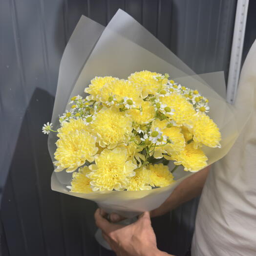 Пышный букет из хризантемы Лимон с ромашкой 🍋 в современной упаковке на День Семьи дофаминовый букет